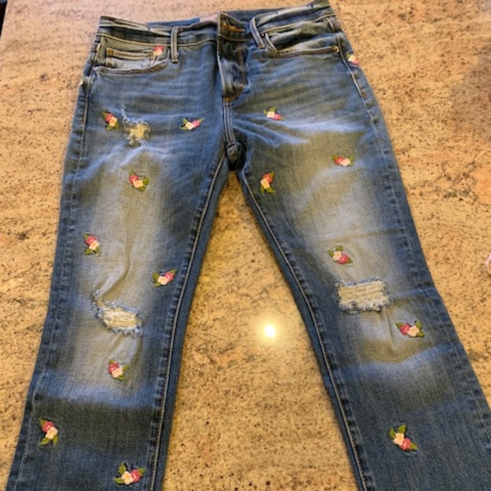 NEW BOSTON PROPER Floral Embroidered Crop Jeans